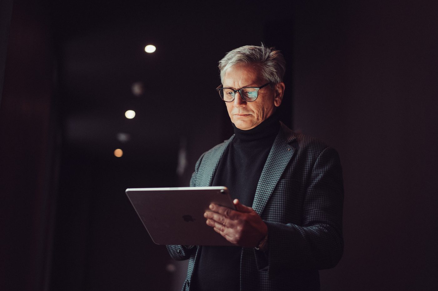 Jürgen Hoffmann arbeitet mit einem Tablet