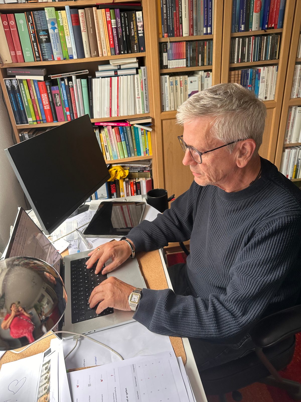 Jürgen Hoffmann bei der Arbeit am KI-Selbstversuch an seinem Arbeitsplatz