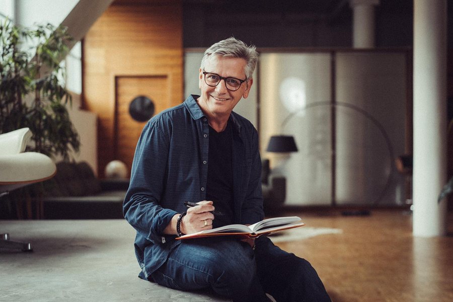 Jürgen Hoffmann mit Notizbuch bei LIFE'S COOL