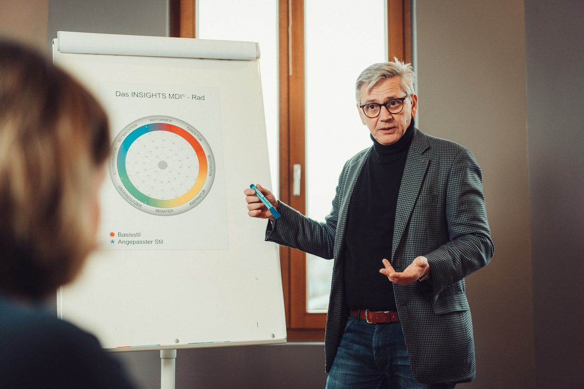 Jürgen Hoffmann bei einer Trainingssequenz am Flipchart